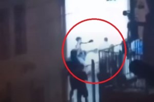 ΔΕΘ: Συμπλοκή μεταξύ οπαδών του Άρη και του ΠΑΟΚ - Επεισόδια με ξύλα και ρόπαλα [Βίντεο]