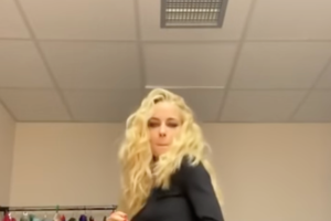 Δούκισσα Νομικού is back: Bombshell με αστραφτερό φόρεμα & τεράστιο σκίσιμο - εικόνα 5