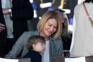 Τζένη Μπαλατσινού: Η στιγμή που ο Κικίλιας κρατά αγκαλιά τον γιο τους ακούγοντας παραδοσιακά