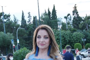 Σπάνια αδημοσίευτη φωτό της Μαίρης Χρονοπούλου με τη Μάρω Κοντού - Αγκαλιασμένες και ξέγνοιαστες