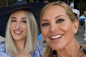 Η Ιωάννα Παλιοσπύρου το έριξε στο χορό με την παρέα της στην Ιο [Βίντεο]