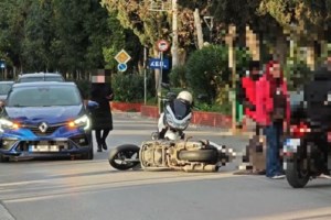 Ανατροπή αυτοκινήτου στην Πατησίων - Απεγκλωβίστηκε ο οδηγός