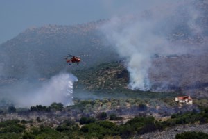 Φωτιά στα Χανιά: Μάχη με τις φλόγες και τον άνεμο - Προληπτική εκκένωση οικισμού και παραλίας [Εικόνες]