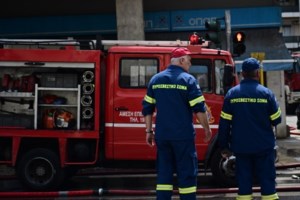 Φωτιά σε αντιπροσωπεία αυτοκινήτων στο Πολύγωνο – Ζημιές σε οχήματα [βίντεο]