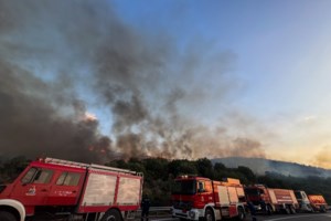 Ναύπακτος: Η στιγμή που ξεσπά η μεγάλη φωτιά που προκάλεσε εκκένωση οικισμών - [βίντεο] - εικόνα 2