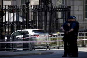 Αυτοκίνητο έπεσε πάνω στην πύλη της Ντάουνινγκ Στριτ: Ο Ρίσι Σούνακ βρισκόταν μέσα όταν συνέβη - εικόνα 3