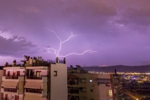 Κακοκαιρία Alexandos: Πλημμύρισε σχολείο στην Πάτρα και οι μαθητές έμειναν εγκλωβισμένοι μέσα σε κοντέινερ