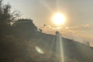 Ασπρόπυργος: Υπό μερικό έλεγχο η φωτιά σε χώρο ανακύκλωσης - Παραμένουν ισχυρές δυνάμεις της Πυροσβεστικής στο σημείο