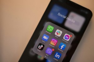 Αυτοί είναι ο γνωστός πανελίστας και ο διάσημος τράπερ που κατηγορούνται για διαφήμιση παράνομου τζόγου