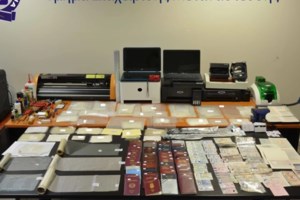 Εξαρθρώθηκε κύκλωμα που κατασκεύαζε πλαστά ταξιδιωτικά και διοικητικά έγγραφα στον Κολωνό - εικόνα 2