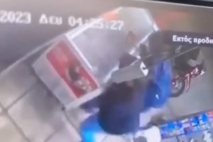 Βίντεο ντοκουμέντο: Η στιγμή που μέλη συμμορίας ληστεύουν βενζινάδικο - Απειλούν με μαχαίρι τον υπάλληλο - εικόνα 3