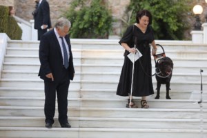 Λύθηκε το μυστήριο με τον προσκεκλημένο που πήγε με βερμούδα και σαγιονάρες στο Προεδρικό Μέγαρο