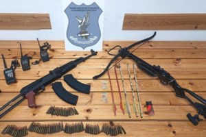 Επεισοδιακή  σύλληψη 49χρονου: Κατάπιε τα ναρκωτικά και κλώτσησε τους αστυνομικούς - Πελάτης του ένας λιμενικός