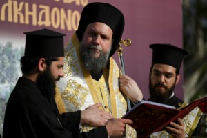 "Ανοίξτε τις εκκλησίες" φωνάζουν πιστοί έξω από τη Μονή Πετράκη [εικόνες] - εικόνα 3