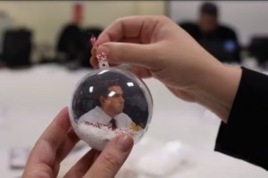 Απάντηση Μηταράκη στην καυστική κριτική για τις χριστουγεννιάτικες μπάλες με το πρόσωπό του - "Υπήρχε για κάθε υπάλληλο"