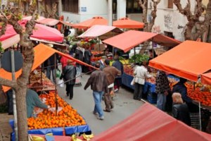 Αδιόρθωτοι: Παρά την απαγόρευση, άνοιξε λαϊκή αγορά στη Ρόδο - Επέμβαση της αστυνομίας