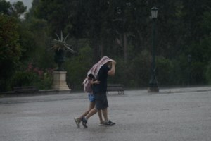 Κακοκαιρία Eva: Συνεχίζει την επέλαση στη χώρα - Σε ποιες περιοχές χτύπησε, πότε φτάνει στην Αττική