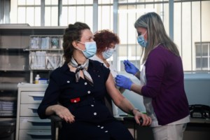 Spiegel: Αλέξης, ο μεγαλύτερος οπαδός της Μέρκελ - Ο Ελληνας εστιάτορας στη Γερμανία που της έστησε άγαλμα