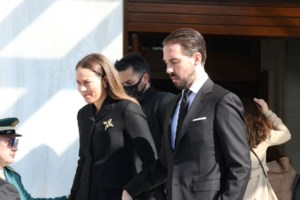 Πάσχα στη Μήλο για Άννα Μαρία, Φίλιππο & Νίνα Φλορ: Μαυροφορεμένες στον Επιτάφιο - Με γκρι σύνολο και σνίκερς στην Ανάσταση - εικόνα 9