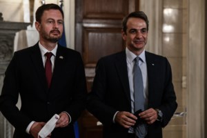 Ο Πίνατ έκανε "παρέμβαση" στη συνέντευξη Τύπου του Μητσοτάκη με τον Χέγκερ [βίντεο]