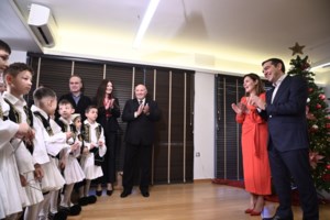 Κυριάκος Μητσοτάκης: Χριστουγεννιάτικα κάλαντα στο Μαξίμου μαζί με τη Μαρέβα και τα παιδιά του - Πρωταγωνιστής ο Πίνατ - εικόνα 5