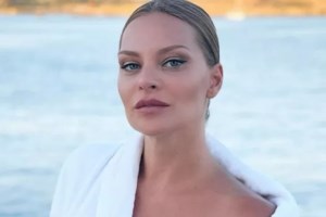 Μύκονος: Ντους σαμπάνιας, πυροτεχνήματα και χανούμισσες - Η συναυλία Ρέμου στο Nammos [εικόνες, βίντεο]