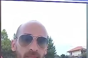 Αδιανόητο περιστατικό στη Θεσσαλονίκη: Πατέρας και γιος ξυλοκόπησαν γιατρό μπροστά στο παιδί του γιατί οδηγούσε αργά [βίντεο]