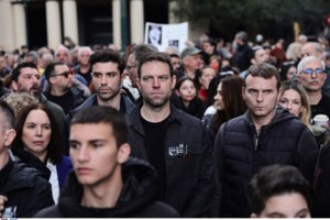 "Ναυμαχία" κυβέρνησης - ΣΥΡΙΖΑ για τα αστακοκάραβα Κασσελάκη: "Οι αστακοί συνάντησαν offshore της οικογένειας Μητσοτάκη"