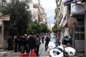 Α.Τ. Καισαριανής: Καρέ καρέ η στιγμή της επίθεσης στο αστυνομικό τμήμα [Βίντεο]