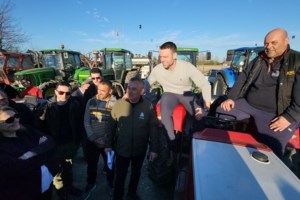 Κασσελάκης πάνω στο τρακτέρ: Του είπαν ότι είναι "Στάγιερ" κι' αυτός άκουσε "Στάλιν"... [βίντεο]