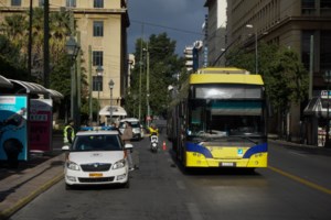 Νέα διαδήλωση και μοτοπορεία από το ΠΑΜΕ στο υπουργείο Εργασίας με μάσκες και αποστάσεις [εικόνες - βίντεο] - εικόνα 4