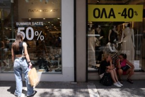 Θερινές εκπτώσεις: Βγήκαν οι Αθηναίοι για να ψωνίσουν στα μαγαζιά, παρά την έντονη ζέστη [βίντεο]