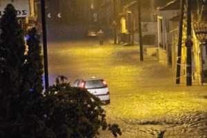 Μεγάλα προβλήματα από την καταιγίδα: Γέμισε ξανά λύματα η Λ. Ποσειδώνος από το φρεάτιο της ΕΥΔΑΠ [εικόνες - βίντεο] - εικόνα 6