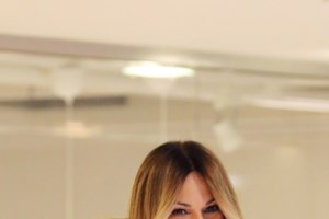 Έλλη Κοκκίνου: Η βραδινή εμφάνιση με μάξι shirt dress με τεράστιο σκίσιμο και εσπαντρίγιες