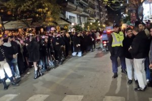 Πάτρα: Άγριο... χριστουγεννιάτικο ξύλο μεταξύ νεαρών έξω από γνωστό κλαμπ - Ένας τραυματίας