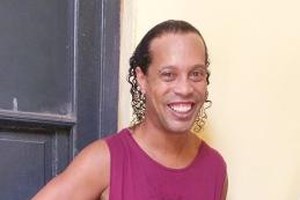 Ο Ροναλντίνιο... μοίρασε αυτόγραφα στην αποφυλάκισή του! [Βίντεο]