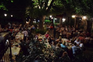 Χανιά: Βαριά καμπάνα και λουκέτο μίας εβδομάδας για ουζερί που σέρβιρε ανεμβολίαστο