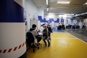 "Προειδοποίηση" ECDC: Πάρτε αυστηρότερα μέτρα - Αυξημένος κίνδυνος από τη μετάλλαξη του κορονοϊού