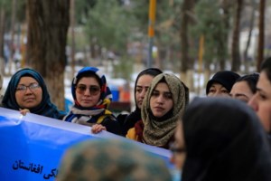 Αφγανιστάν: Οι παρουσιάστριες υπέκυψαν στις πιέσεις των Ταλιμπαν - Kάλυψαν τελικά τα πρόσωπά τους [εικόνες]