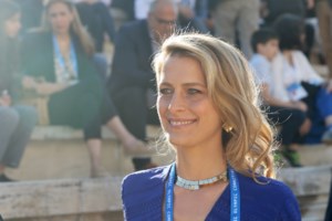 "Νίκησα άλλη μια φοβία μου": Η Τατιάνα Μπλάτνικ σερφάρει στον ωκεανό με μαύρη ολόσωμη στολή - εικόνα 6