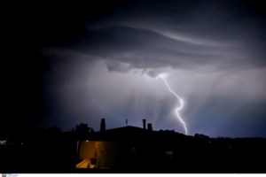 Κακοκαιρία: Τεράστια σκεπή αποθήκης στην Κοζάνη ξηλώθηκε και "πέταξε" 50 μέτρα μακριά [εικόνες] - εικόνα 2