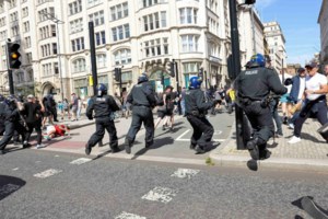 Βρετανία: Αντιδιαδηλώσεις κατά των ακροδεξιών απέτρεψαν ακόμα μία νύχτα τρόμου - Άνδρας έκανε βόλτες με αλυσοπρίονο - εικόνα 2