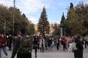 Κυριακή με ανοιχτά μαγαζιά: "Βουλιάζει" η Ερμού, έντονο μποτιλιάρισμα στο κέντρο