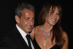 H Κάρλα Μπρούνι με over the knee μπότες και τεράστια γούνα στο Παρίσι - Προκλητική και chic στα 56 της - εικόνα 4