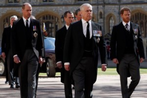 "Λύγισε" η ατσάλινη βασίλισσα Ελισάβετ: Τα δάκρυα στο αυτοκίνητο αντικρίζοντας το φέρετρο του Φίλιππου - εικόνα 2