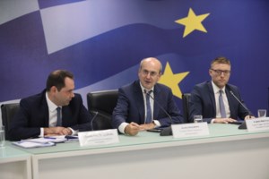 Επιδόματα ΟΠΕΚΑ: Έρχονται αλλαγές στα ποσά, πότε ξεκινά η χρήση της προπληρωμένης κάρτας
