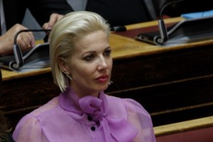 Κατερίνα Μονογυιού: Κομψή στη Μύκονο με one shoulder σατέν φόρεμα και Gucci mini bag - εικόνα 9