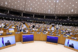 Στο Κίεβο η Ούρσουλα φον ντερ Λάιεν με 15 Επιτρόπους: Διαβεβαίωσε για την συνεχή στήριξη της ΕΕ στην Ουκρανία - εικόνα 2