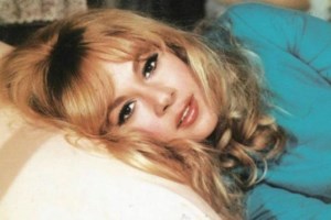 Τζένη Καρέζη: Γεννήθηκε σαν σήμερα πριν 90 χρόνια - Το βίντεο της Finos Film