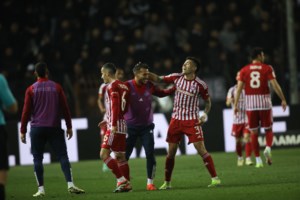 Χειροπέδες σε οπαδό του ΠΑΟΚ που πέταξε κροτίδα με τον Ολυμπιακό- Τον "τσίμπησαν" οι κάμερες - εικόνα 2